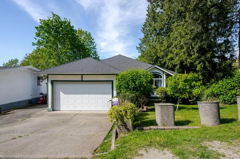 13747 115 AVENUE - photo 1 of 27