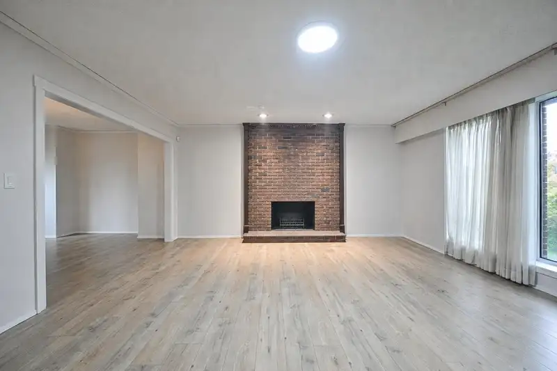 2272 BEVAN CRESCENT - photo 4 of 19