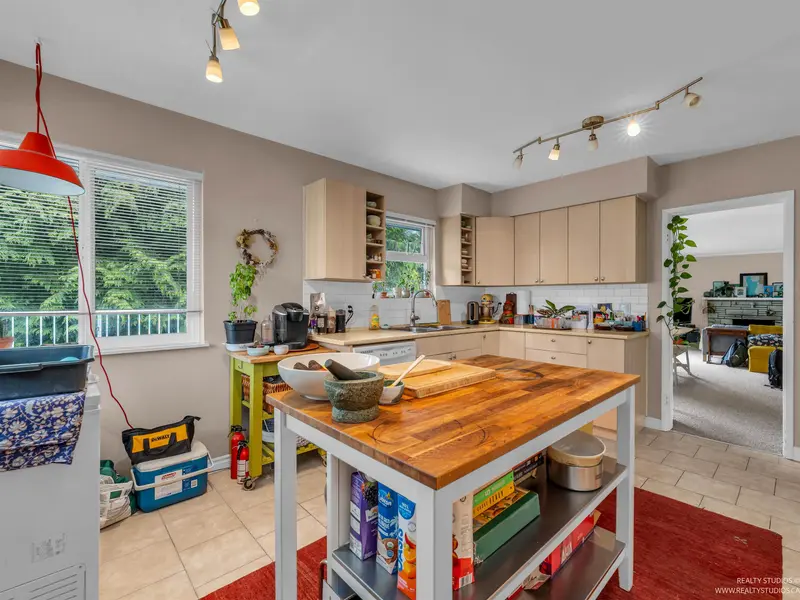 4865 11A AVENUE - photo 4 of 25