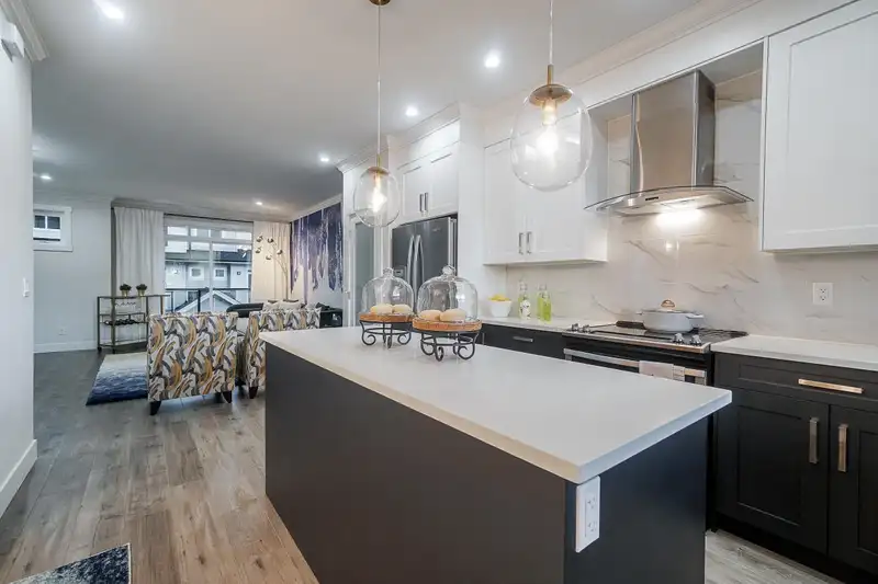 54 13898 64 AVENUE - photo 2 of 12