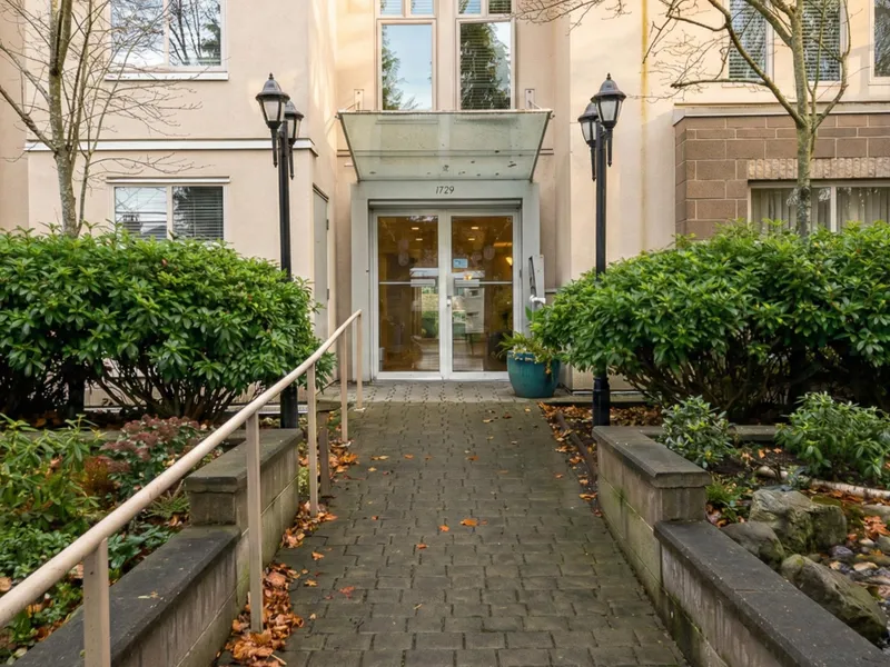 205 1929 154 STREET - photo 3 of 22