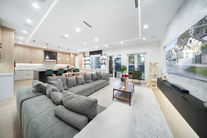 14022 20A AVENUE - photo 4 of 36
