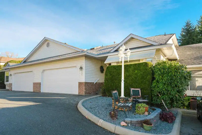 69 3054 TRAFALGAR STREET - photo 2 of 40