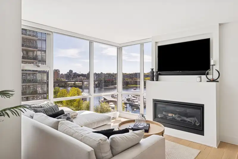 801 1077 MARINASIDE CRESCENT - photo 4 of 40