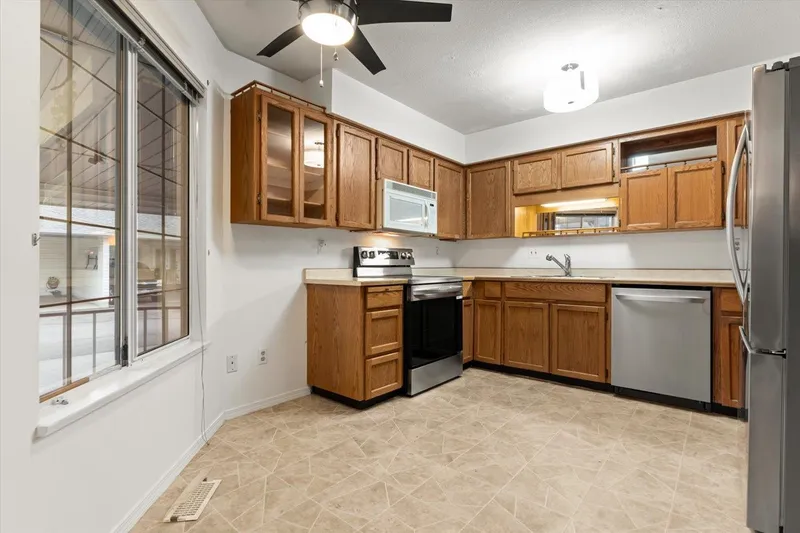 2 3055 TRAFALGAR STREET - photo 4 of 25