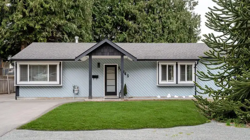 34843 LABURNUM AVENUE - photo 3 of 32