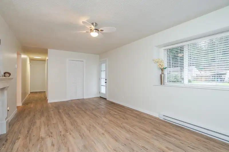 34843 LABURNUM AVENUE - photo 4 of 32