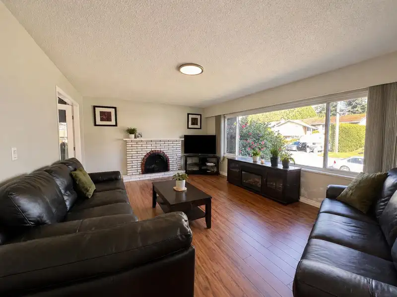 7133 114A STREET - photo 2 of 10