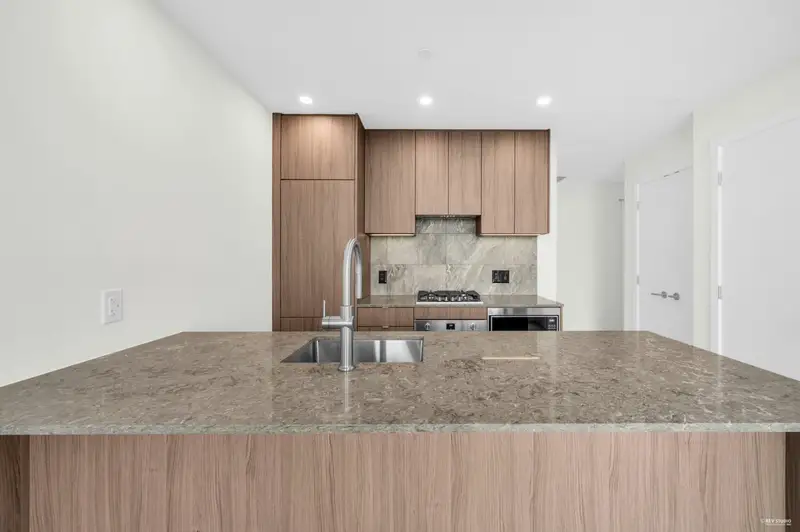 1608 626 CLAREMONT STREET - photo 4 of 25