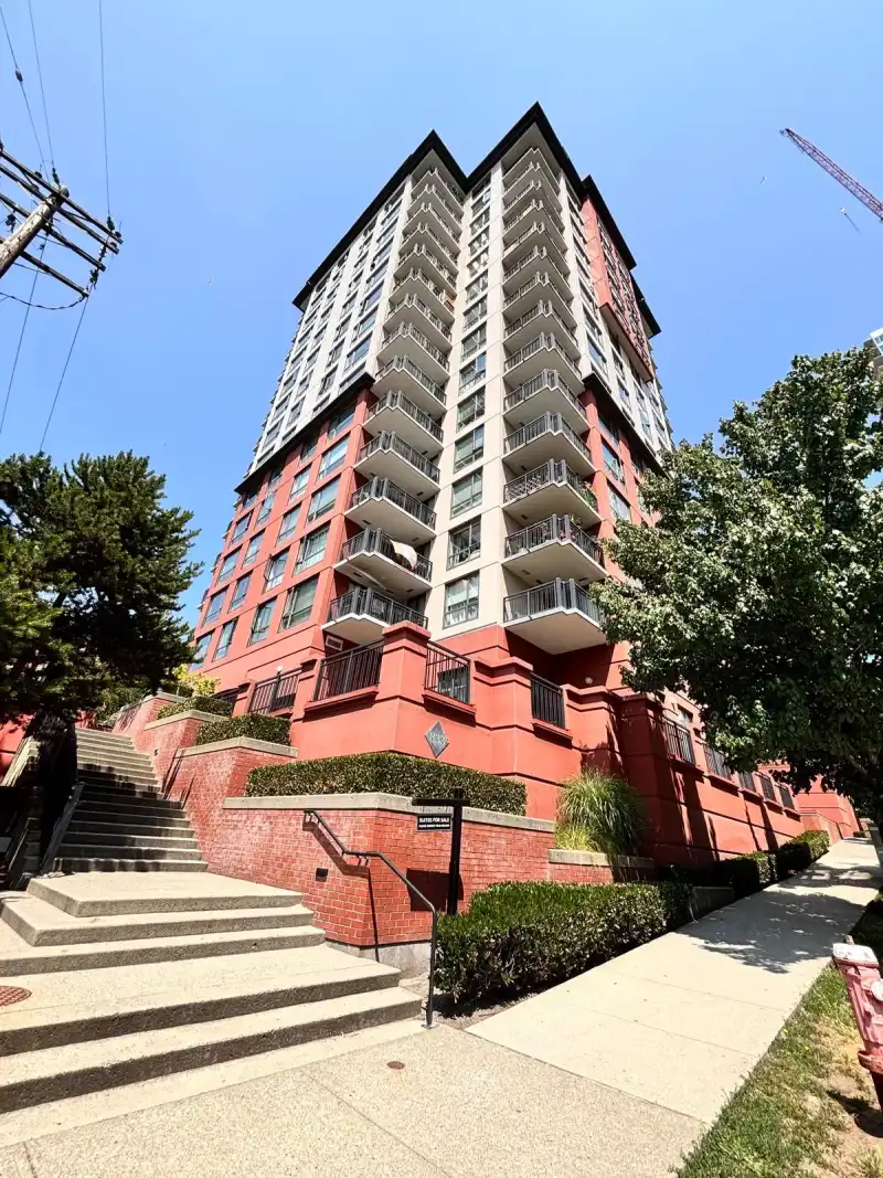 902 833 AGNES STREET - photo 1 of 11
