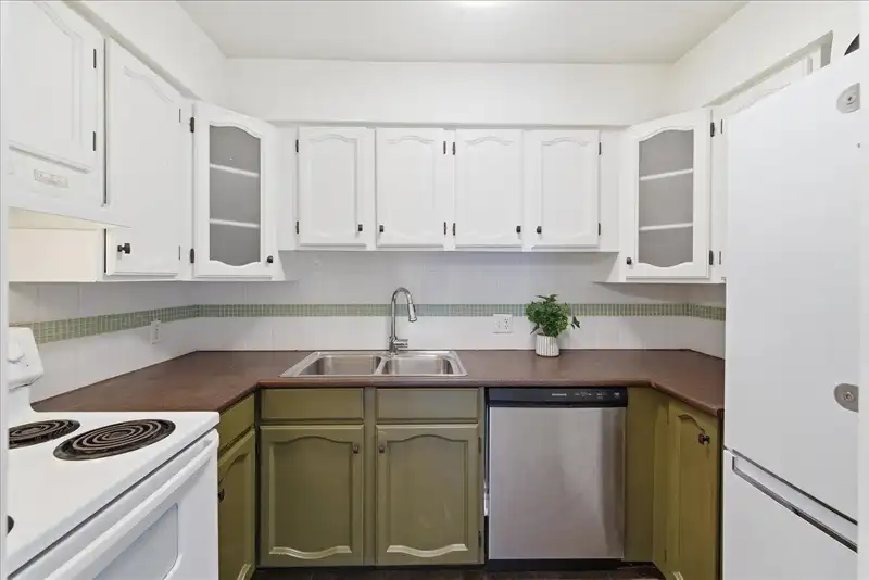 304 1864 FRANCES STREET - photo 2 of 26