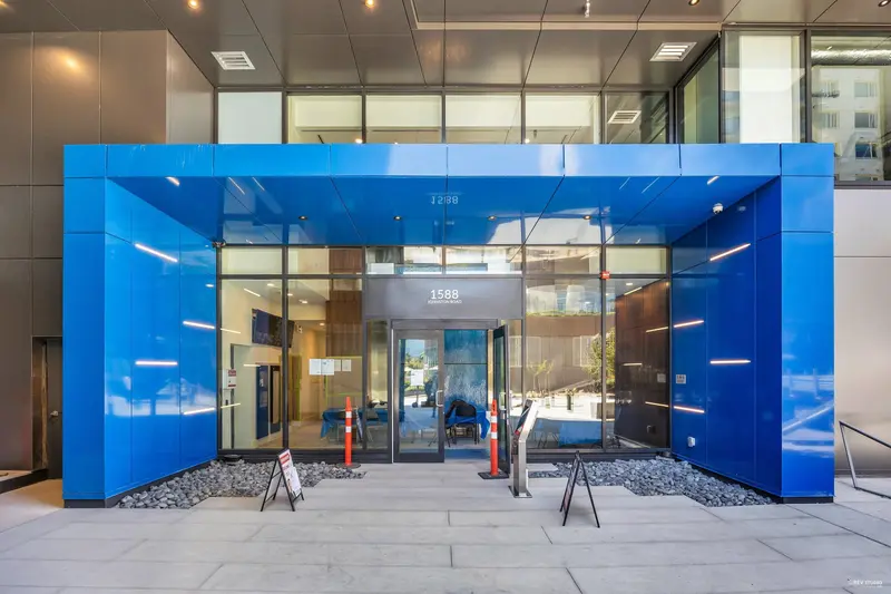 2304 1588 JOHNSTON ROAD - photo 3 of 25