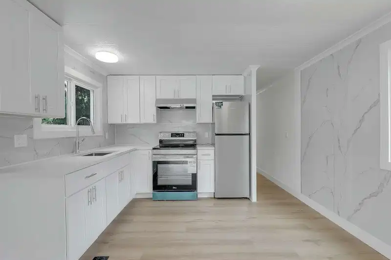 77 8220 KING GEORGE BOULEVARD - photo 1 of 27