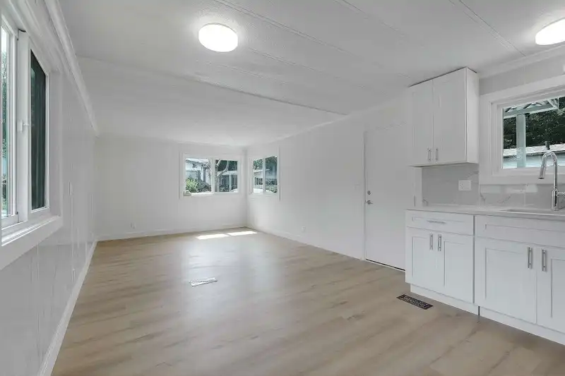 77 8220 KING GEORGE BOULEVARD - photo 4 of 27