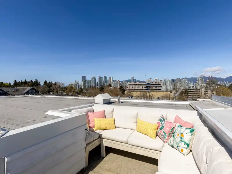 210 655 W 7TH AVENUE - photo 3 of 40