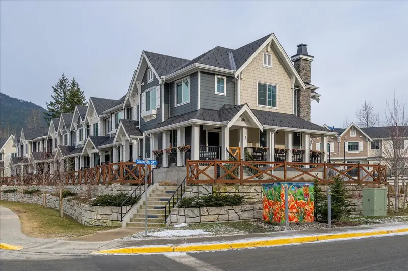 1 7360 CRABAPPLE COURT - photo 1 of 25