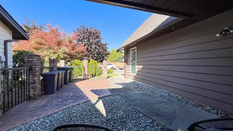 6060 DOULTON AVENUE - photo 4 of 32