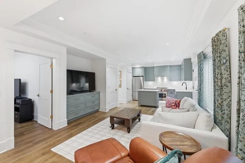 3176 BURRARD STREET - photo 4 of 25