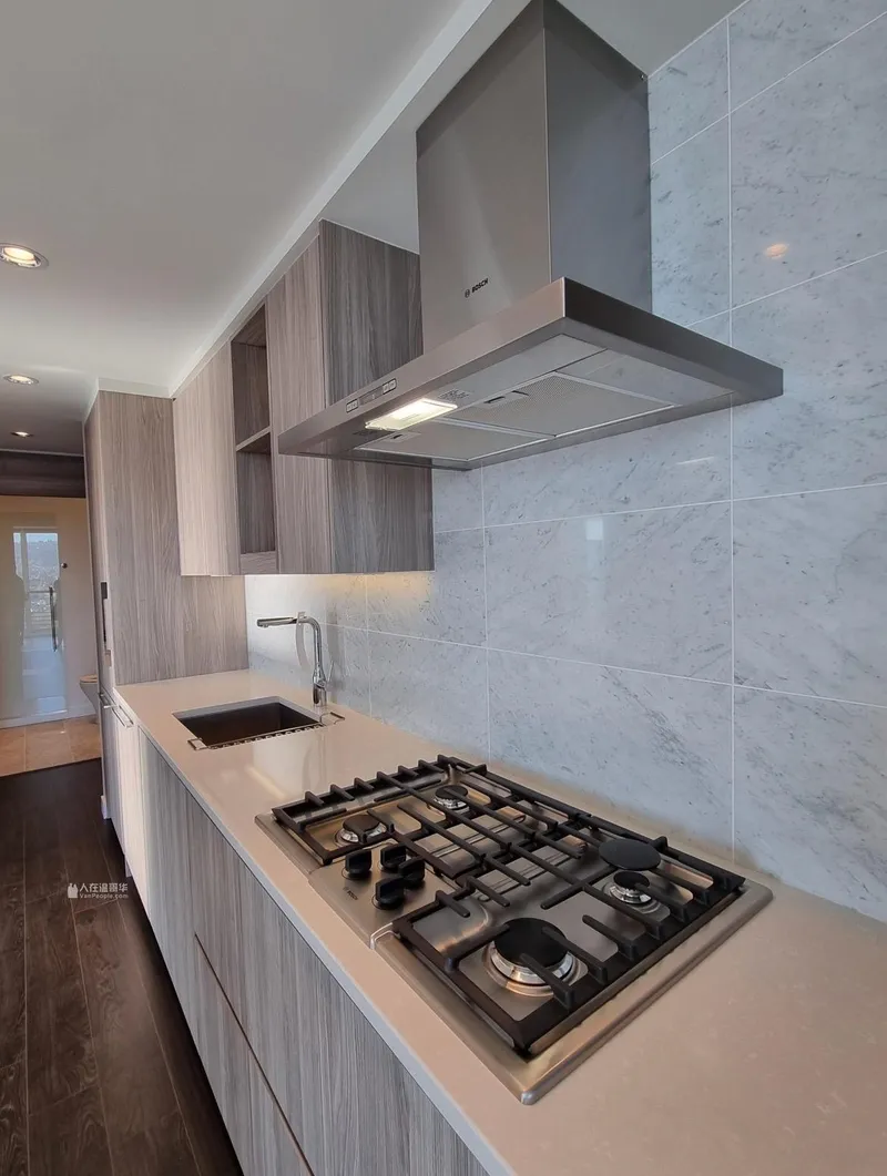 1409 4720 LOUGHEED HIGHWAY - photo 3 of 12