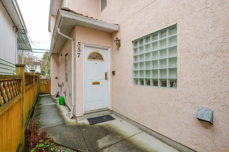 557 E 44TH AVENUE - photo 3 of 29