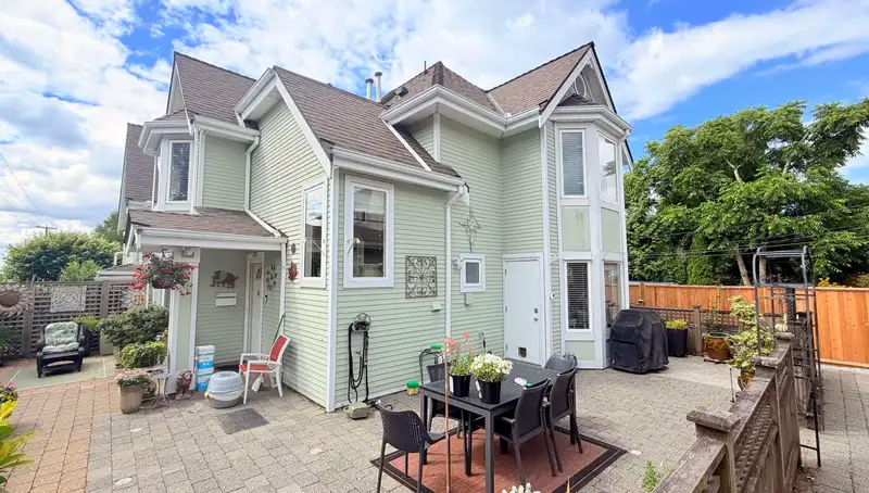 1015 ST. ANDREWS AVENUE - photo 1 of 6