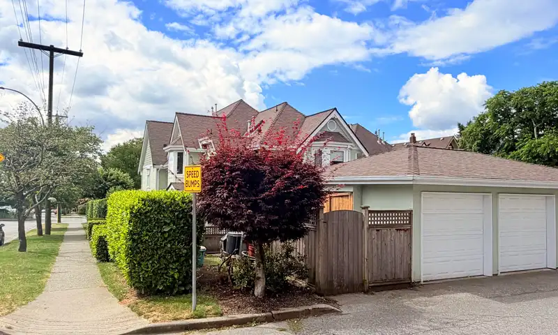 1015 ST. ANDREWS AVENUE - photo 3 of 6
