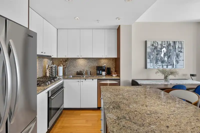 1505 1005 BEACH AVENUE - photo 4 of 20
