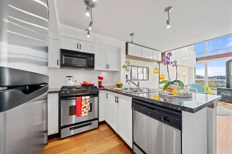508 10 RENAISSANCE SQUARE - photo 4 of 37