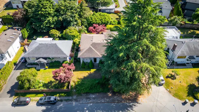 12534 GROVE CRESCENT - photo 4 of 31