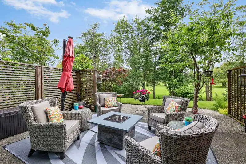 103 1350 VIEW CRESCENT - photo 1 of 33