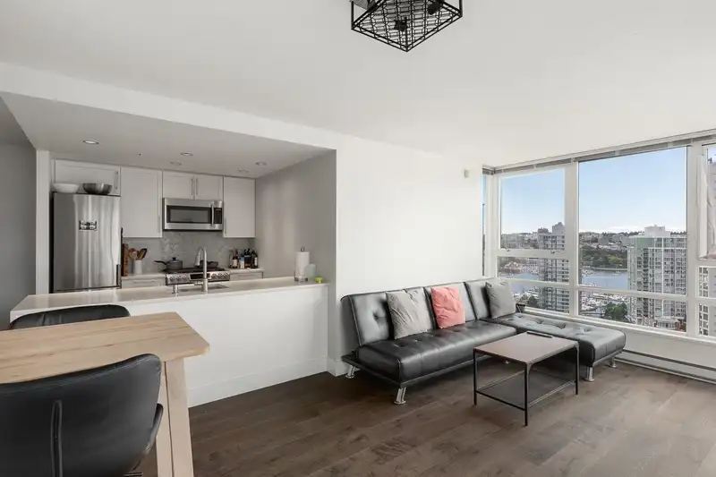 2710 928 BEATTY STREET - photo 4 of 32