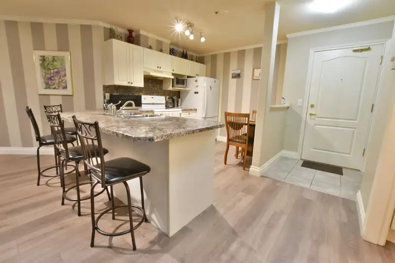 206 22230 NORTH AVENUE - photo 3 of 16