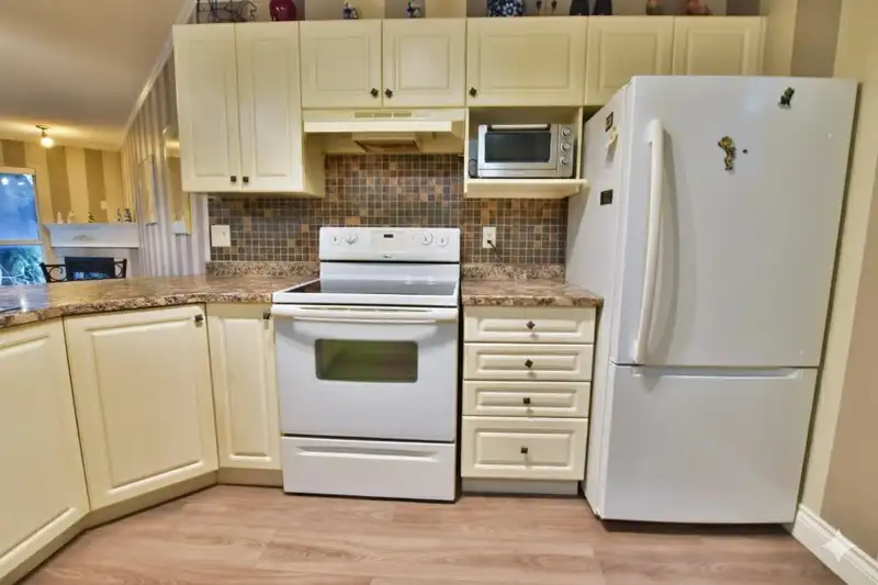 206 22230 NORTH AVENUE - photo 4 of 16