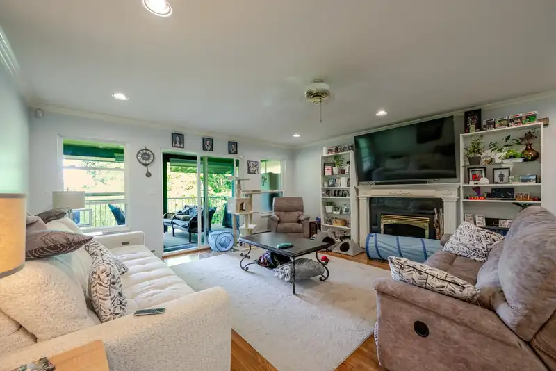 13747 115 AVENUE - photo 4 of 28