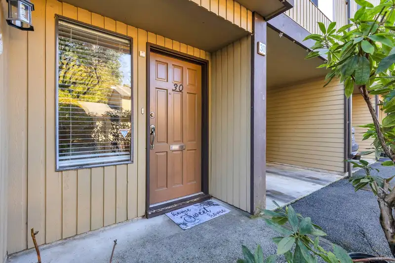 30 2998 MOUAT DRIVE - photo 2 of 36