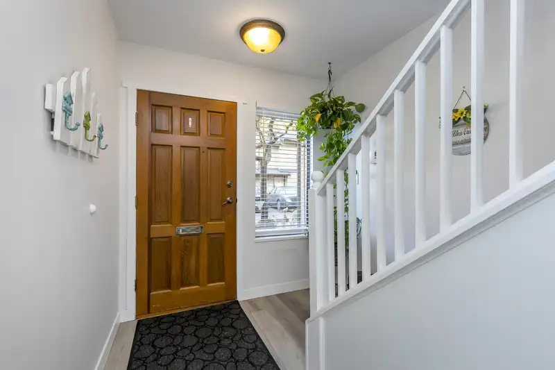 30 2998 MOUAT DRIVE - photo 3 of 36