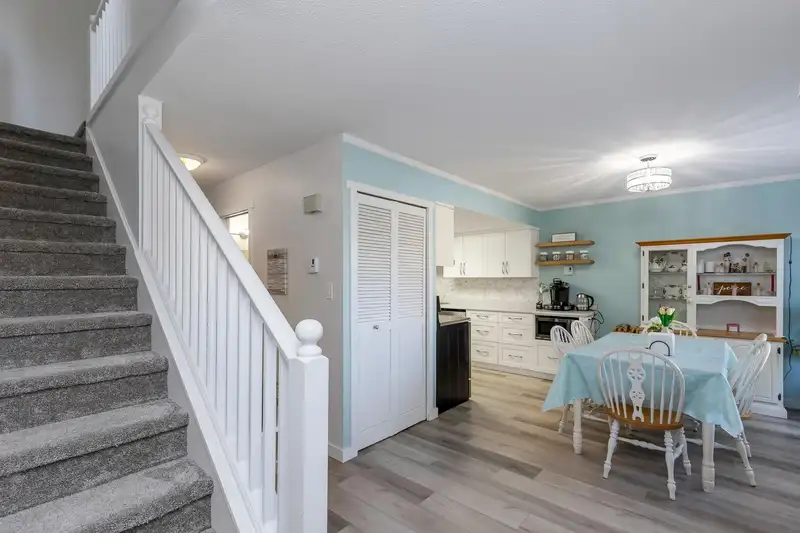 30 2998 MOUAT DRIVE - photo 4 of 36