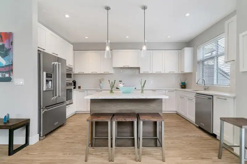 90 15677 28 AVENUE - photo 1 of 29