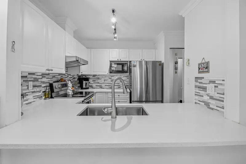 411 13733 74 AVENUE - photo 4 of 15