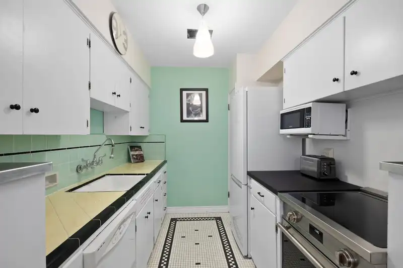 204 1565 BURNABY STREET - photo 2 of 26