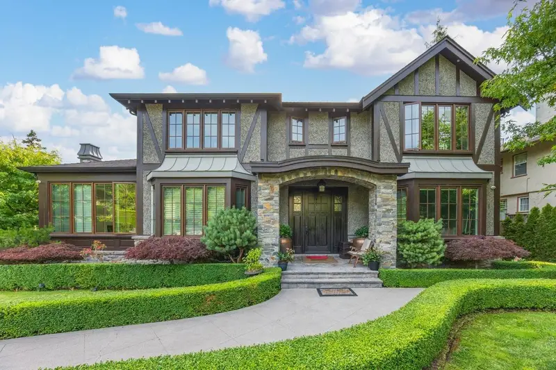 4281 PINE CRESCENT - photo 1 of 9