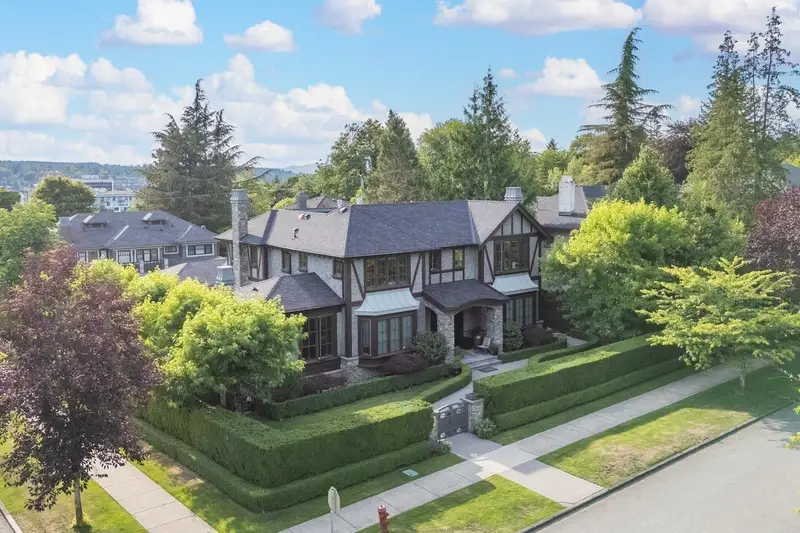 4281 PINE CRESCENT - photo 2 of 9