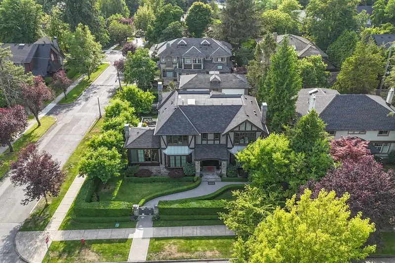 4281 PINE CRESCENT - photo 3 of 9