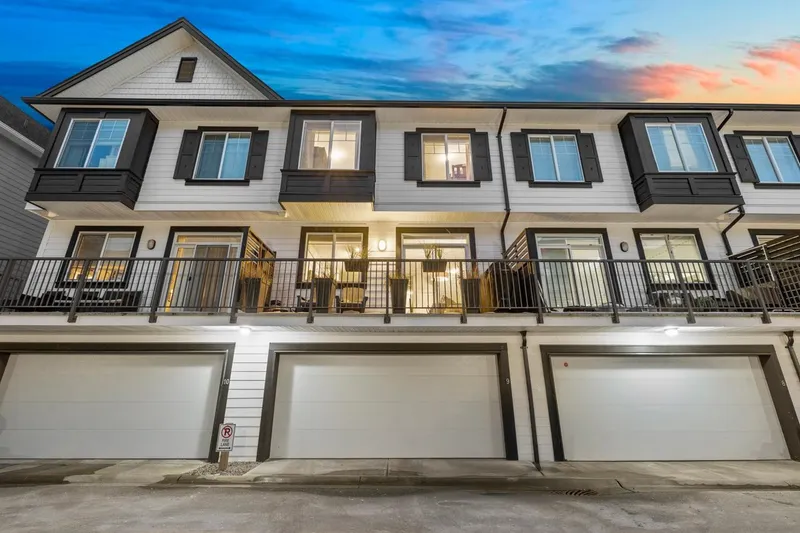 9 16323 15 AVENUE - photo 1 of 25