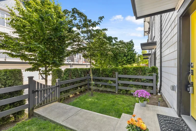 9 16323 15 AVENUE - photo 2 of 25