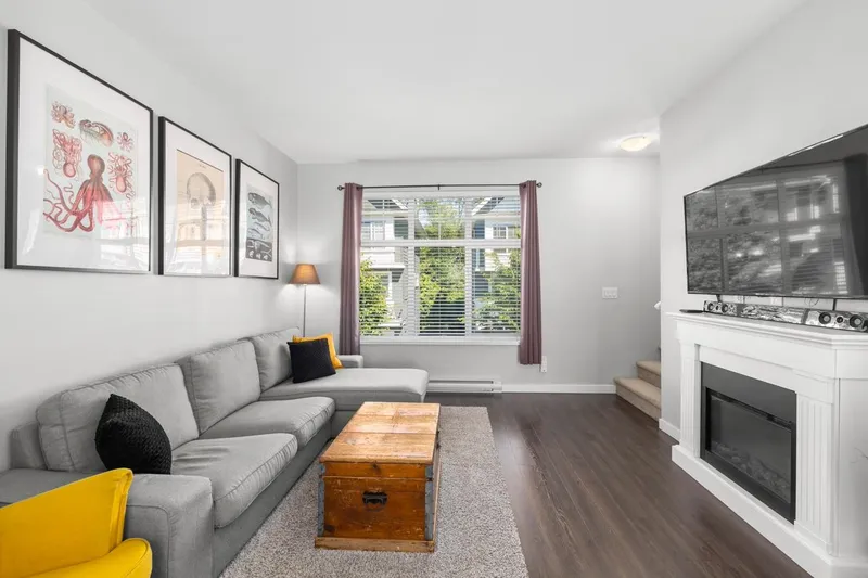 9 16323 15 AVENUE - photo 3 of 25