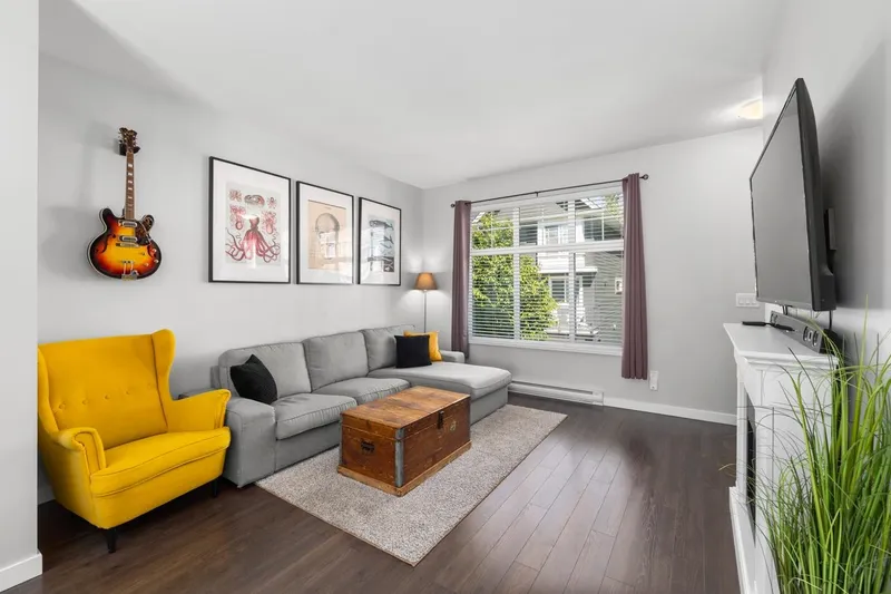 9 16323 15 AVENUE - photo 4 of 25