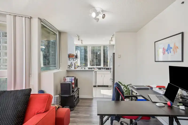 588 BROUGHTON STREET - photo 2 of 26