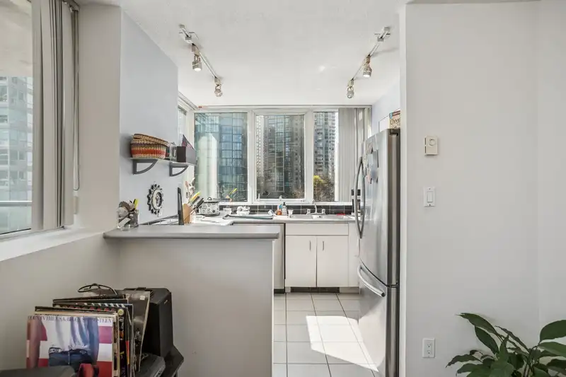588 BROUGHTON STREET - photo 3 of 26
