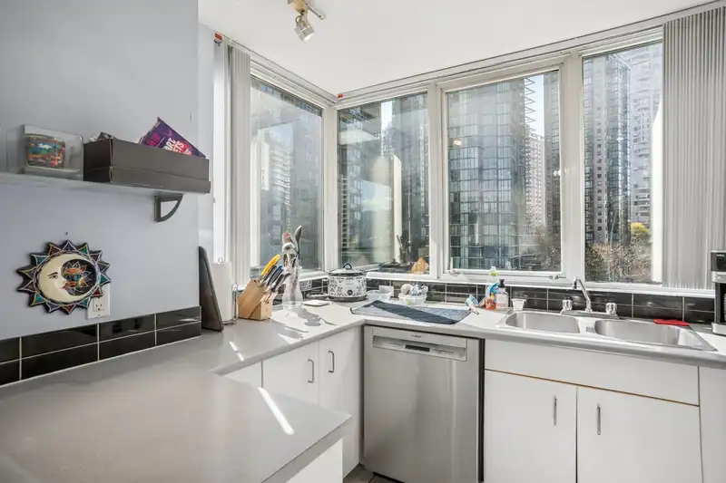 588 BROUGHTON STREET - photo 4 of 26